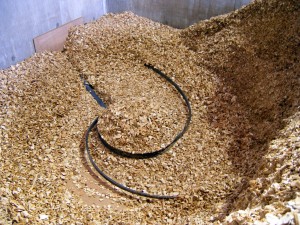 Woodchip rake & auger feed system